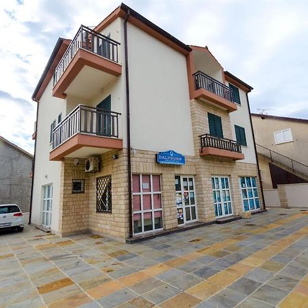 Apartments Karmen I プリモシュテン エクステリア 写真