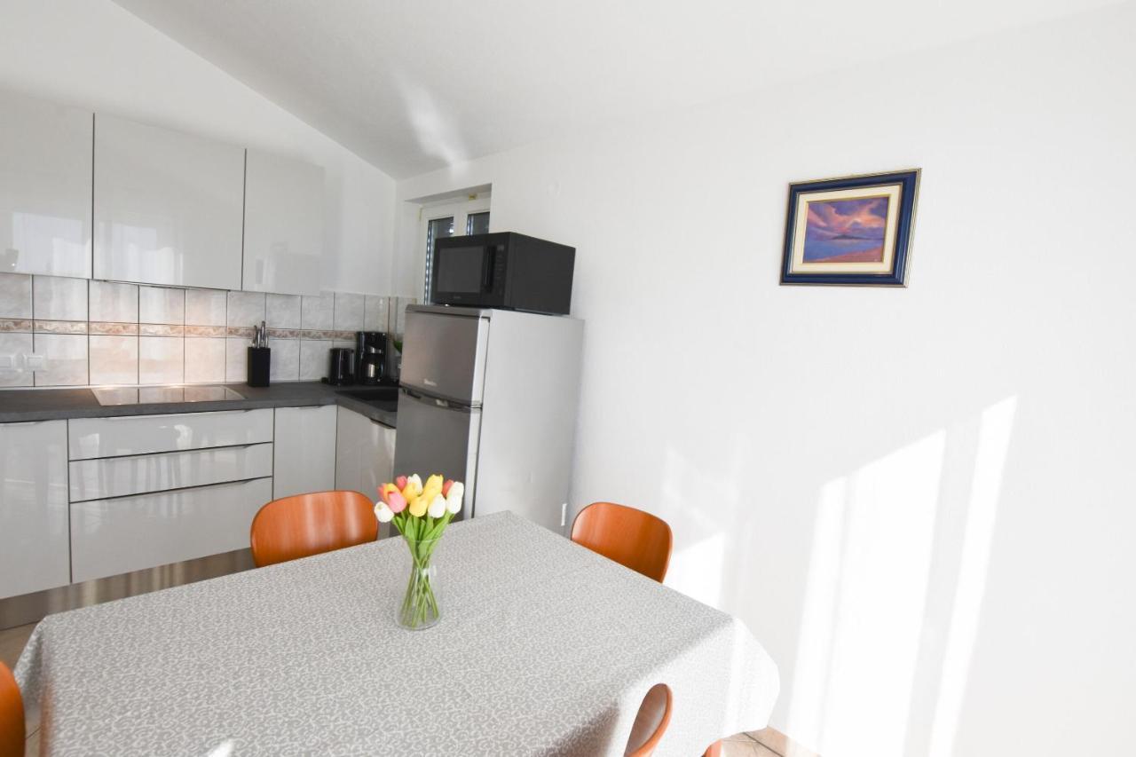 Apartments Karmen I プリモシュテン エクステリア 写真